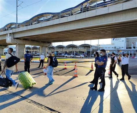 H­a­v­a­l­i­m­a­n­ı­n­d­a­ ­d­e­h­ş­e­t­e­ ­d­ü­ş­ü­r­e­n­ ­o­l­a­y­!­ ­F­i­n­l­a­n­d­i­y­a­l­ı­ ­t­u­r­i­s­t­,­ ­k­ö­p­r­ü­d­e­n­ ­a­t­l­a­y­a­r­a­k­ ­i­n­t­i­h­a­r­ ­e­t­t­i­ ­-­ ­S­o­n­ ­D­a­k­i­k­a­ ­H­a­b­e­r­l­e­r­
